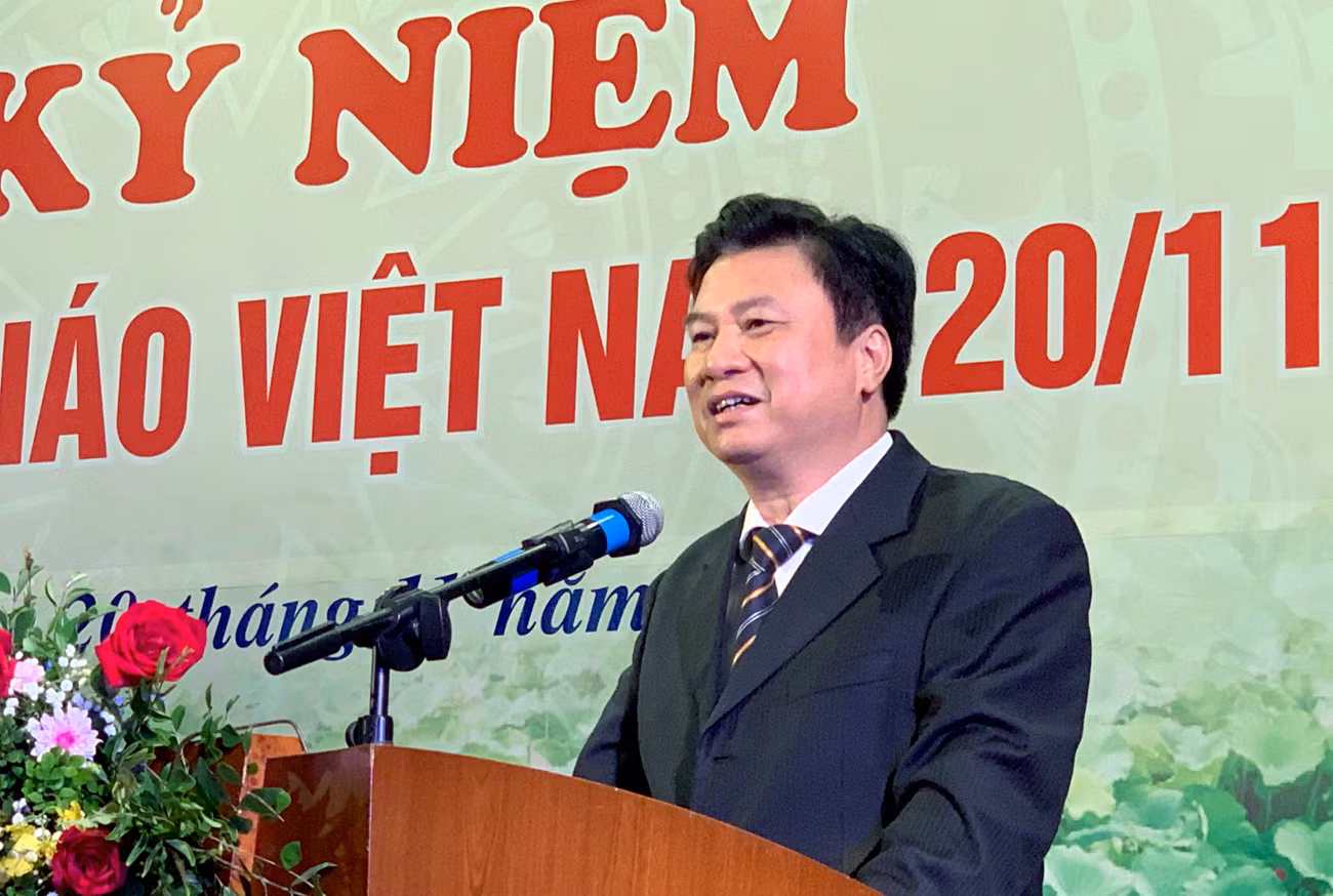 Nhà giáo ưu tú,Tiến sĩ Nguyễn Hữu Độ - Thứ trưởng Bộ Giáo dục và Đào tạo phát biểu căn dặn thầy và trò nhà trường trong lễ kỷ niệm. Ảnh: Tùng Dương. Nhà giáo ưu tú,Tiến sĩ Nguyễn Hữu Độ - Thứ trưởng Bộ Giáo dục và Đào tạo phát biểu căn dặn thầy và trò nhà trường trong lễ kỷ niệm. Ảnh: Tùng Dương.
