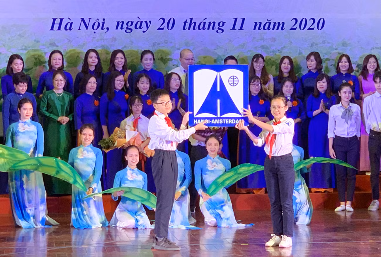 Trong suốt 35 năm qua, những người thầy dưới mái trường trung học phổ thông Chuyên Hà Nội - Amsterdam đã tận tâm dạy dỗ biết bao thế hệ học trò nên người, dìu dắt các em trở thành những nhân tài có ích cho xã hội. Ảnh: Tùng Dương. Trong suốt 35 năm qua, những người thầy dưới mái trường trung học phổ thông Chuyên Hà Nội - Amsterdam đã tận tâm dạy dỗ biết bao thế hệ học trò nên người, dìu dắt các em trở thành những nhân tài có ích cho xã hội. Ảnh: Tùng Dương.