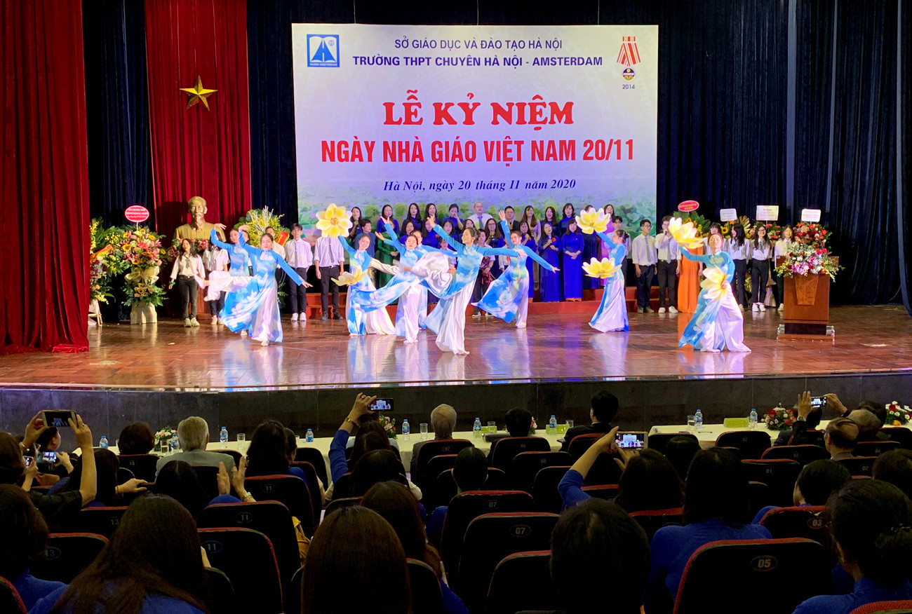 Quang cảnh lễ kỷ niệm ngày nhà giáo Việt Nam tại Trường trung học phổ thông Chuyên Hà Nội - Amsterdam. Ảnh: Tùng Dương.