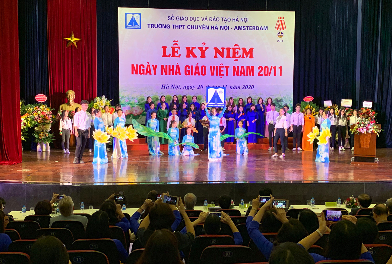 Nhà giáo Trần Thùy Dương - Hiệu trưởng Trường trung học phổ thông Chuyên Hà Nội - Amsterdam: “Giáo dục luôn là vấn đề cốt lõi, quyết định sự phát triển của đất nước, nâng cao tầm vóc và vị thế của dân tộc". Ảnh: Tùng Dương.