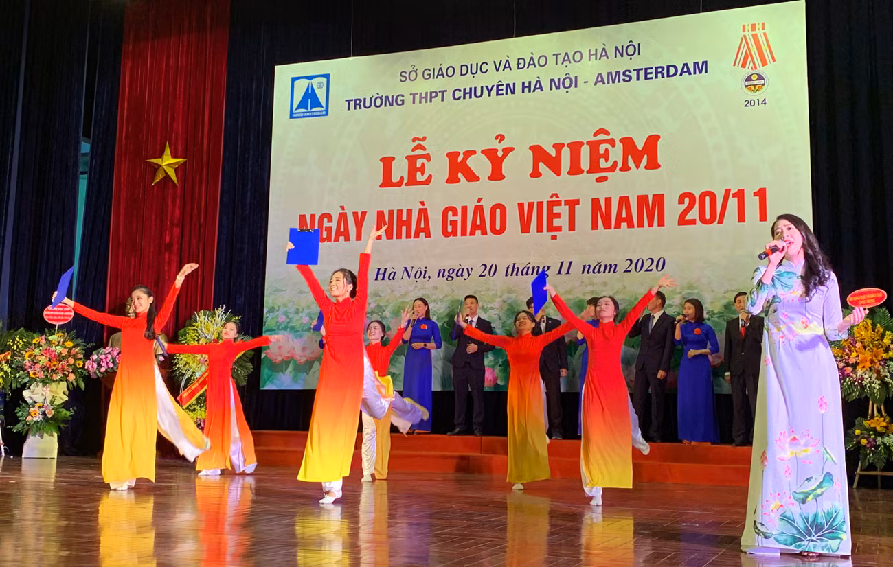 Tiết mục văn nghệ của tập thể giáo viên Trường trung học phổ thông Chuyên Hà Nội - Amsterdam tại lễ kỷ niệm ngày nhà giáo Việt Nam. Ảnh: Tùng Dương. Tiết mục văn nghệ của tập thể giáo viên Trường trung học phổ thông Chuyên Hà Nội - Amsterdam tại lễ kỷ niệm ngày nhà giáo Việt Nam. Ảnh: Tùng Dương.