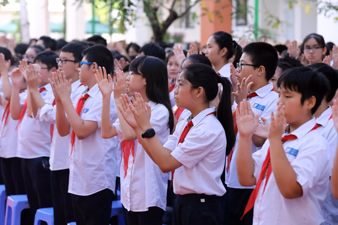 Ngoài thành tích dạy tốt, học tốt, các em còn được các thầy cô khơi dậy tình yêu thương, biết quan tâm và sẻ chia với bạn bè, với cộng đồng. Ảnh: Tùng Dương.