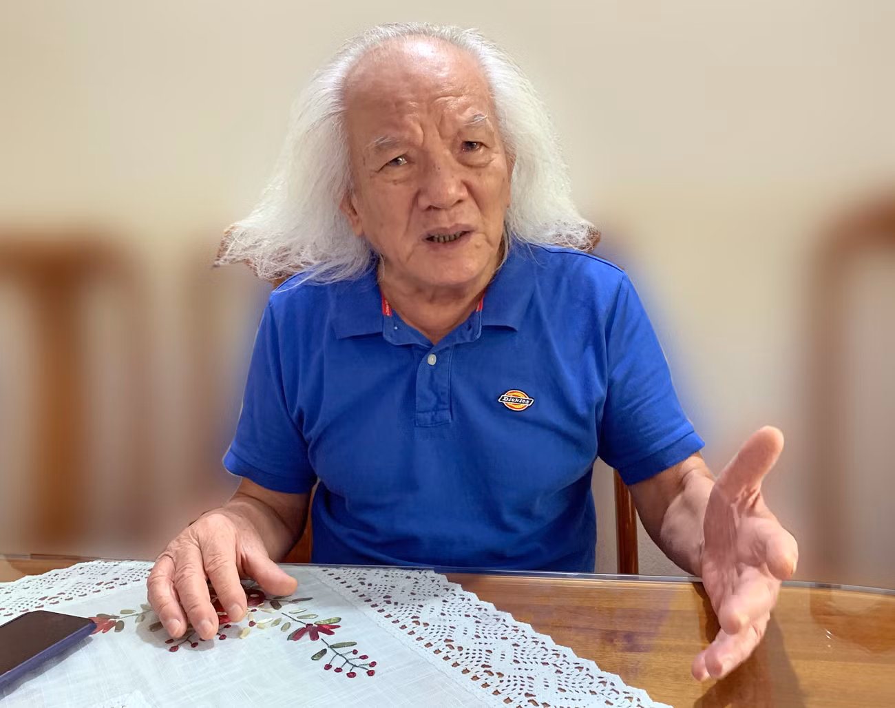 Theo thầy Ngọc : "Còn trước mắt thì không thể khác được, vẫn phải nhận các em học sinh đó vào trường và giúp các em ít nhiều có kiến thức. Không có cách nào khác". Ảnh: Tùng Dương. Theo thầy Ngọc : "Còn trước mắt thì không thể khác được, vẫn phải nhận các em học sinh đó vào trường và giúp các em ít nhiều có kiến thức. Không có cách nào khác". Ảnh: Tùng Dương.