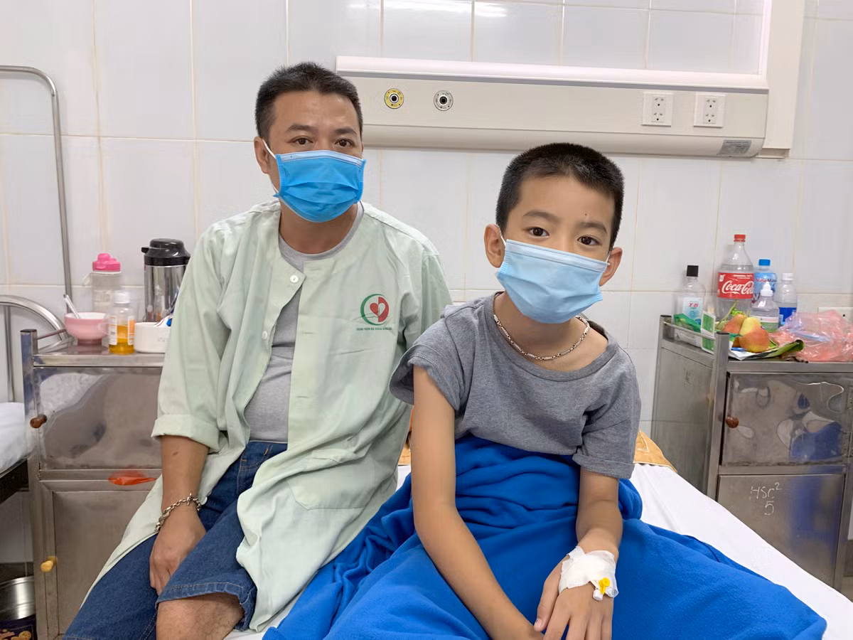 Anh Dũng cho biết xung quanh hàng xóm cũng có khá nhiều cháu có hiện tượng tương tự như buồn nôn, đau đầu, chóng mặt, đi ngoài… nhưng nhẹ hơn nên vẫn đi học.Ảnh: TD.
