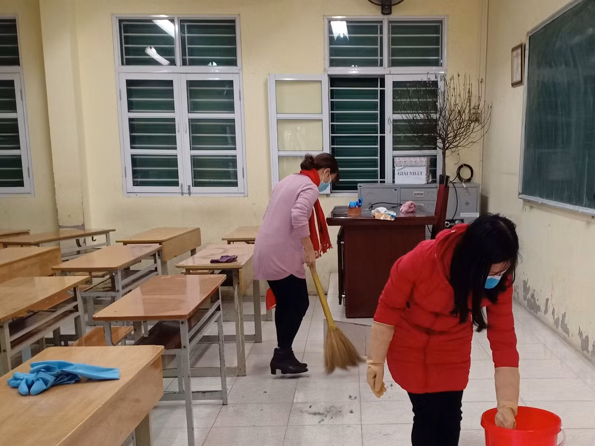 Khử khuẩn tất cả các phòng học cũng như bàn ghế và trang thiết bị có trong phòng. Ảnh: Yên Hòa.