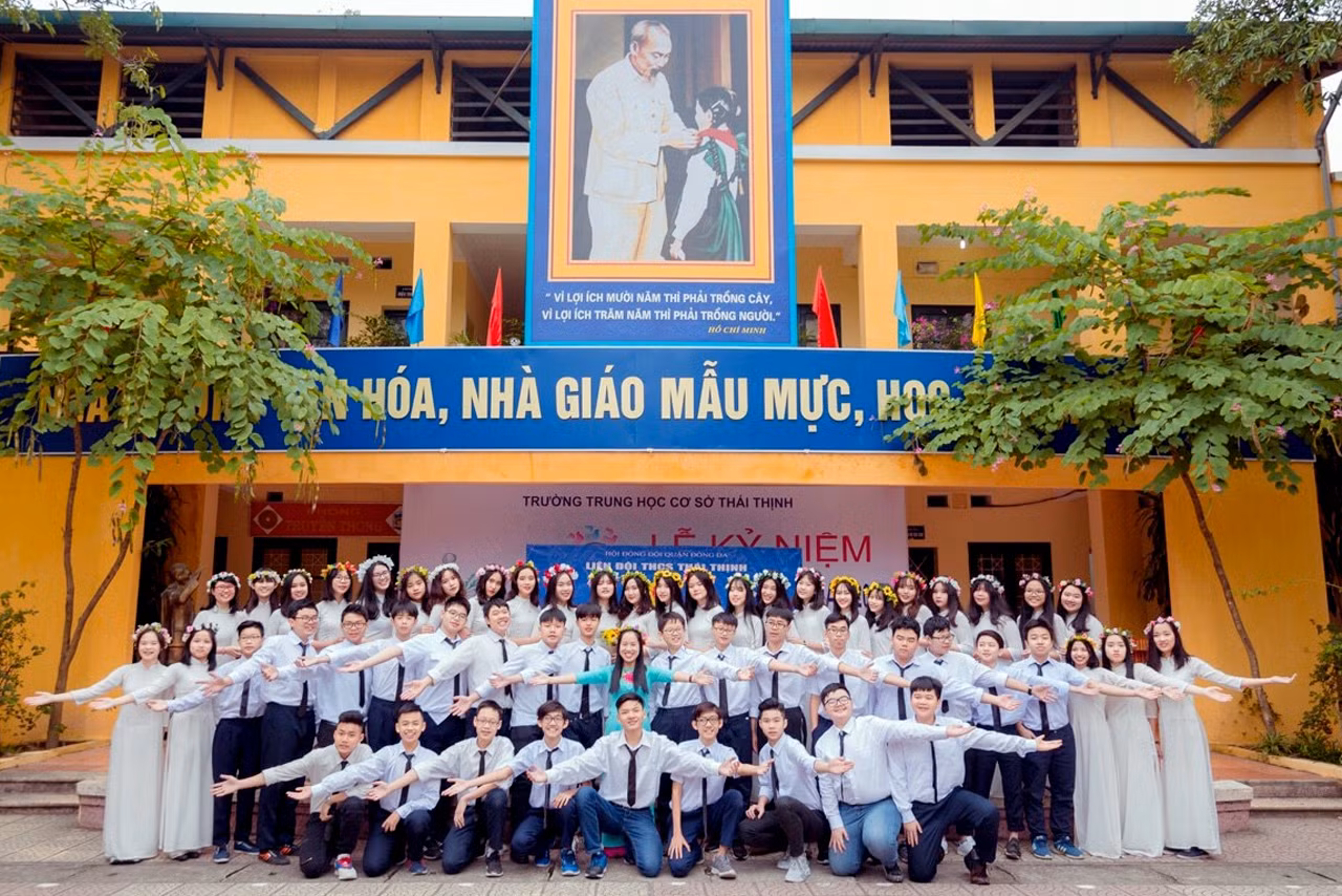 Cô giáo Nguyễn Nguyệt Ngư và các em học sinh Trường Trung học cơ sở Thái Thịnh (quận Đống Đa, Hà Nội). Ảnh: Nhân vật cung cấp.