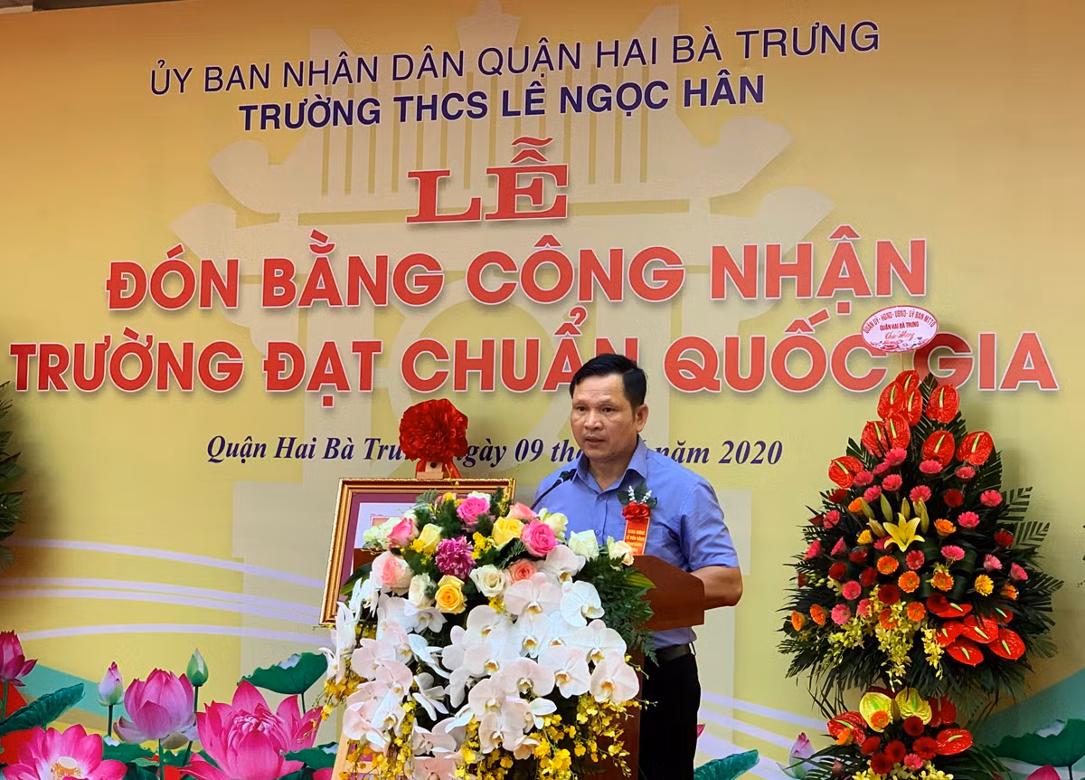 Ông Vũ Đại Phong - Chủ tịch Ủy ban nhân dân quận Hai Bà Trưng phát biểu chúc mừng tập thể các thầy cô giáo và học sinh nhà trường. Ảnh: Tùng Dương.