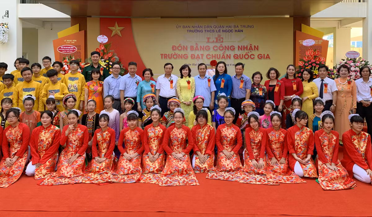 Niềm vui của ngày hôm nay được xây dựng từ sự tận tụy của nhiều thế hệ thầy cô giáo và học trò. Ảnh: Tùng Dương.