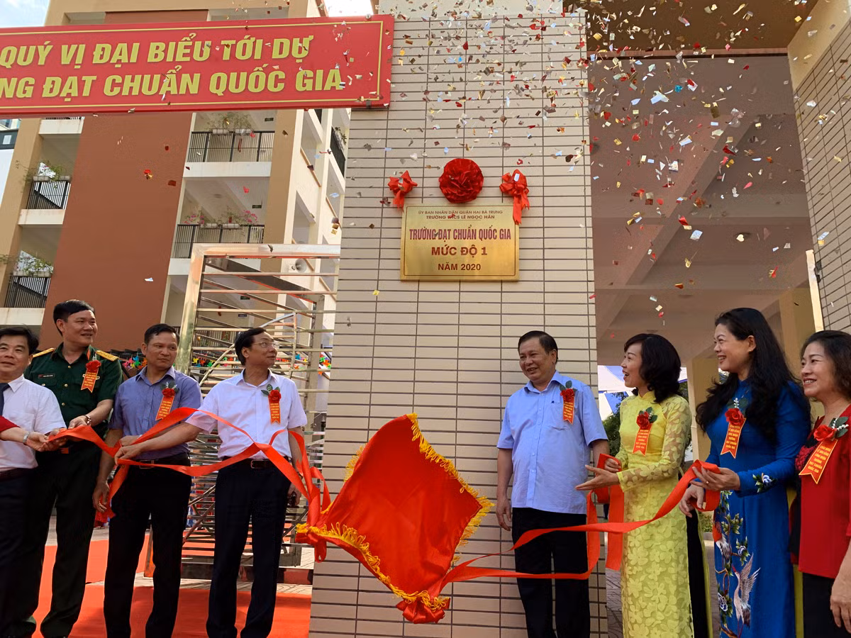 Các đồng chí lãnh đạo Sở Giáo dục và Đào tạo Hà Nội; lãnh đạo quận Hai Bà Trưng và các thầy cô giáo Trường Trung học cơ sở Lê Ngọc Hân làm lễ gắn biển trường đạt chuẩn Quốc gia. Ảnh: Tùng Dương.