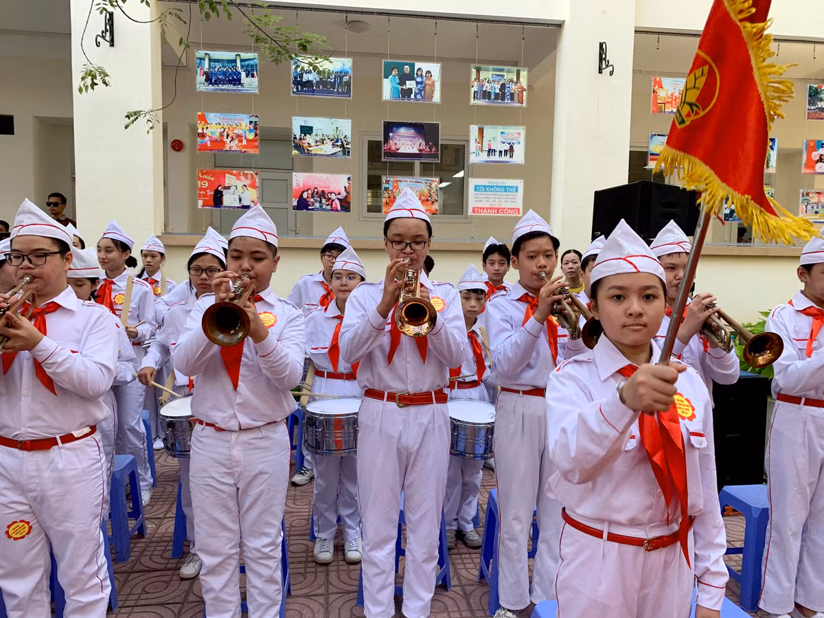 Đội kèn lệnh của Trường Trung học cơ sở Lê Ngọc Hân, quận Hai Bà Trưng, Hà Nội. Ảnh: Tùng Dương.