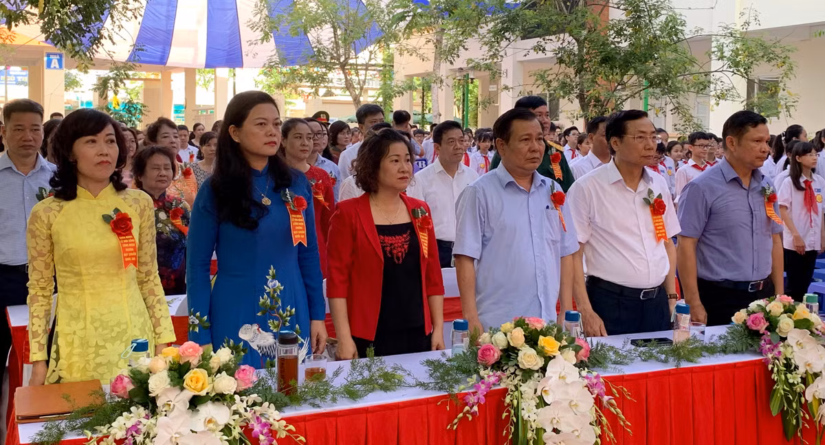 Các đại biểu làm lễ chào cờ tại buổi lễ. Ảnh: Tùng Dương.