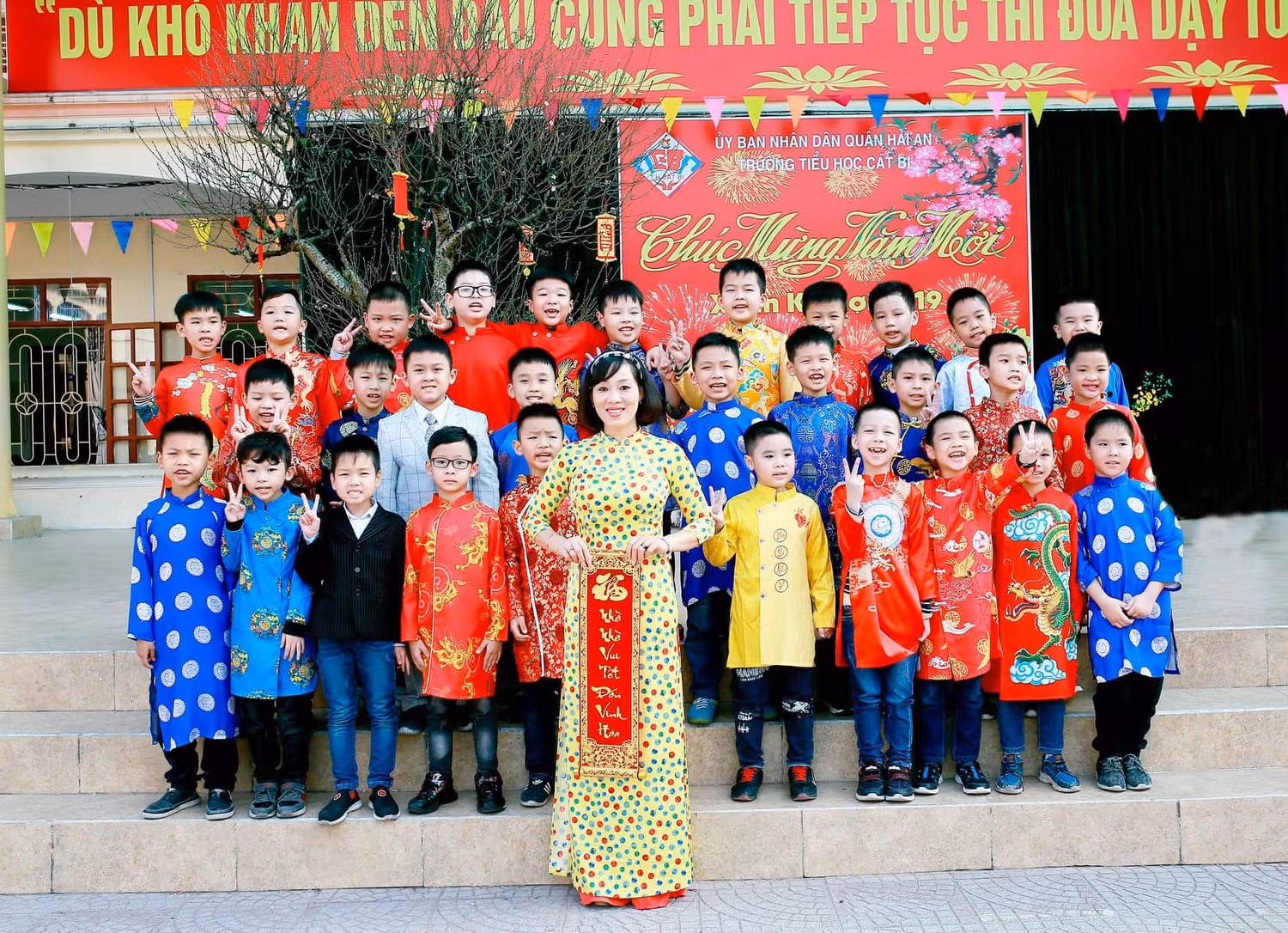 Không chỉ giỏi chuyên môn nghiệp vụ, cô giáo Nguyễn Thị Hương còn mê sáng tác thơ, viết nhạc (Ảnh: Nhân vật cung cấp) Không chỉ giỏi chuyên môn nghiệp vụ, cô giáo Nguyễn Thị Hương còn mê sáng tác thơ, viết nhạc (Ảnh: Nhân vật cung cấp)