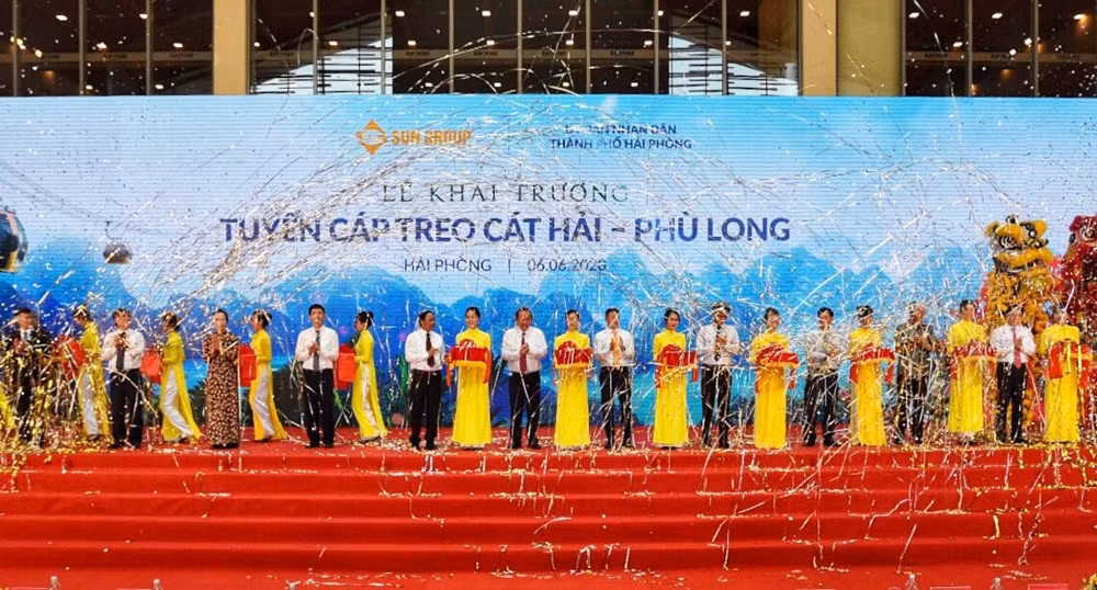 Các đại biểu cắt băng khánh thành tuyến cáp treo Cát Hải- Phù Long (Hải Phòng) (Ảnh: CTV)