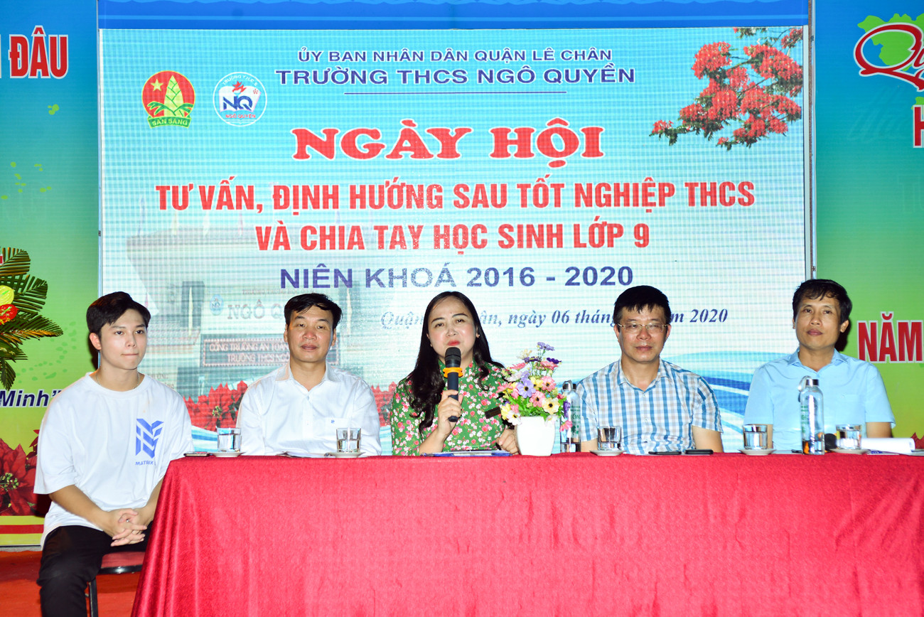 Phụ huynh, học sinh lớp 9 Trường Trung học cơ sở Ngô Quyền được nghe tư vấn định hướng sau tốt nghiệp trung học cơ sở (Ảnh: LT)