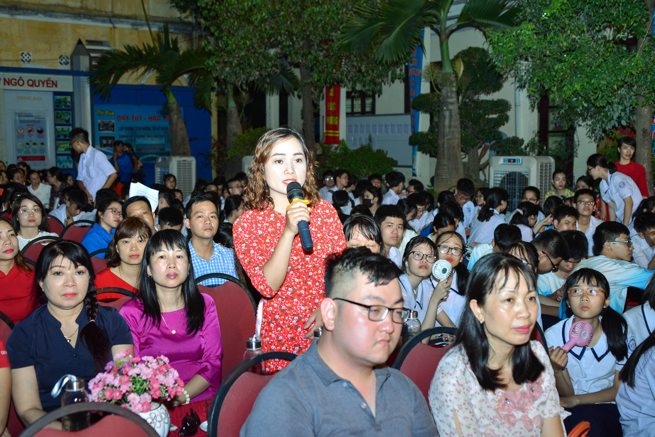 Các bậc phụ huynh cũng chăm chú lắng nghe và đưa ra nhiều câu hỏi về định hướng nghề nghiệp cho học sinh lớp 9 (Ảnh: LT)