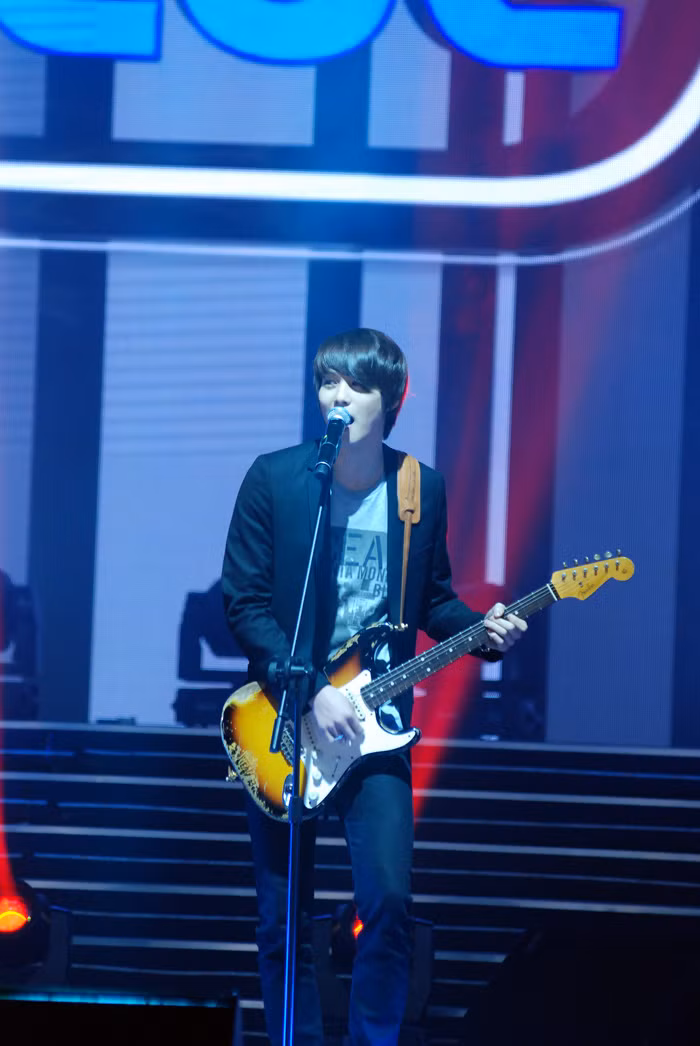 Ban CNBlue tự chơi guiter và hát với ba ca khúc “I'm alone, Intuition và Lovely Girl”. Ban CNBlue tự chơi guiter và hát với ba ca khúc “I'm alone, Intuition và Lovely Girl”.