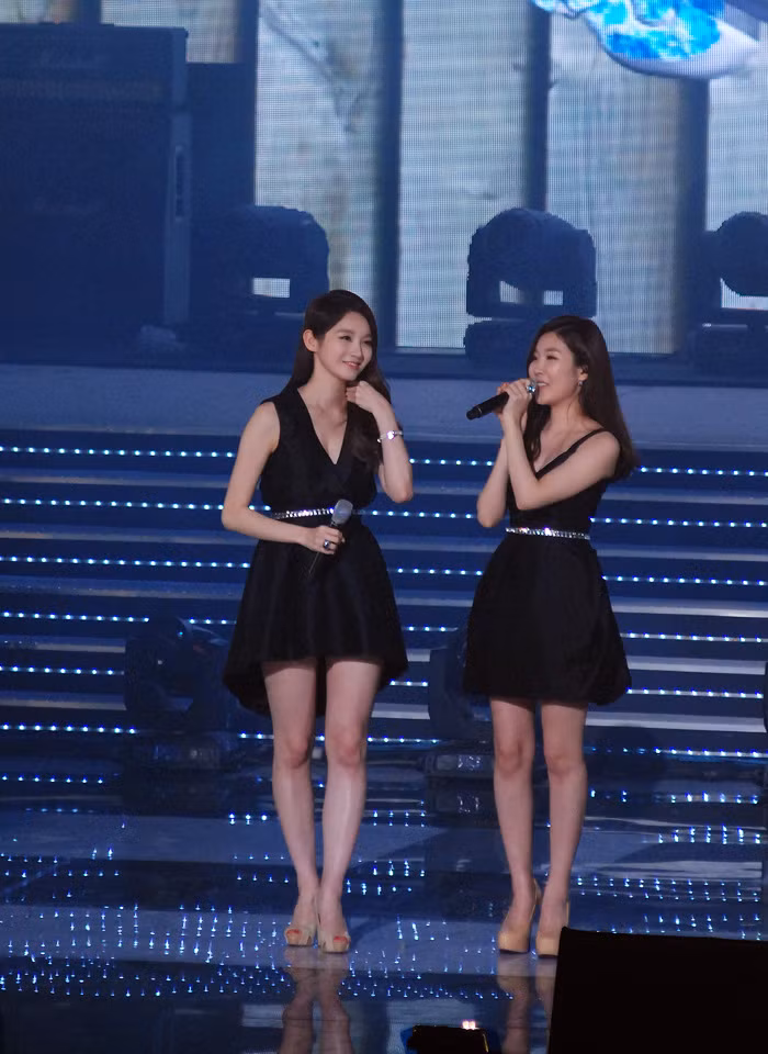 Hai cô gái của Davichi cùng hát ca khúc “Hoang mang” bằng tiếng Việt khá chuẩn với Hồ Quỳnh Hương. Hai cô gái của Davichi cùng hát ca khúc “Hoang mang” bằng tiếng Việt khá chuẩn với Hồ Quỳnh Hương.