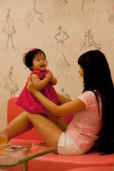 Mỹ Quyên và con gái Yuna. Sống phóng khoáng, hòa đồng nhưng Mỹ Quyên nhận mình là một người trầm lắng, khát khao được yêu và có một mái ấm gia đình.