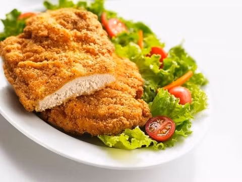 8. Ăn nhiều muối (cụ thể là natri) làm mất canxi, làm suy yếu xương theo thời gian. Theo các chuyên gia, bạn sẽ mất khoảng 40 mg canxi trong nước tiểu cho mỗi 2.300 mg natri, lượng natri bạn sẽ nhận được trong một ngày (bằng một muỗng cà phê muối). Muối được tìm thấy trong gần như tất cả thực phẩm được chế biến như ngũ cốc ăn sáng, bánh mì ngũ cốc nguyên hạt và các loại thức ăn nhanh, chiếm 75% tổng tiêu thụ natri. Nấu ăn không thể không có muối nhưng nên hạn chế tiêu thụ các loại thực phẩm chế biến có nhiều muối.