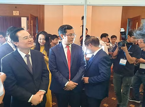 Giáo sư Phùng Xuân Nhạ và Thứ trưởng Nguyễn Văn Phúc tham quan một gian hàng trong triển lãm (ảnh: P.L)
