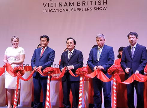 Bộ trưởng Phùng Xuân Nhạ cắt băng khai mạc Triển lãm Công nghệ giáo dục quốc tế (ảnh: P.L)