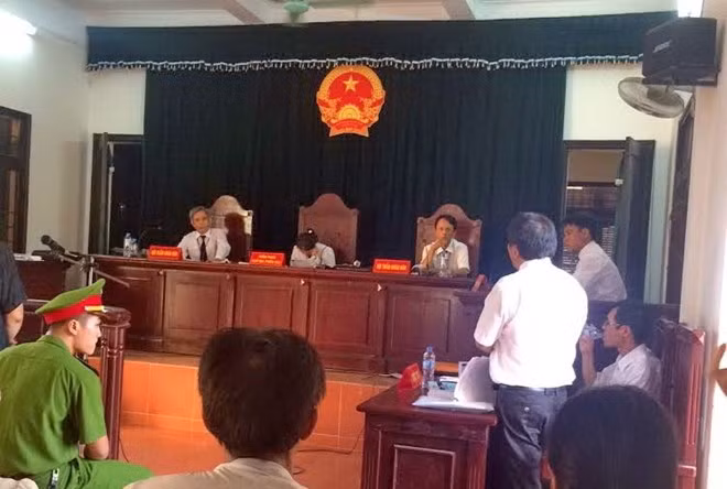 Luật sư Trần Đình triển trình bày, Chủ tọa phiên tòa nghe điện thoại (ảnh: Báo Xây dựng) Luật sư Trần Đình triển trình bày, Chủ tọa phiên tòa nghe điện thoại (ảnh: Báo Xây dựng)