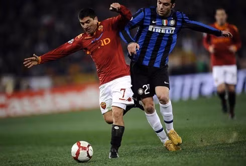 David Pizzaro (Roma - Man City, mượn). Mancini tin tưởng có David Pizzaro có thể đảm bảo chất lượng chiều sâu ở tuyến giữa. Từng làm việc với Pizzaro ở Inter, Mancini hiểu rõ kinh nghiệm và khả năng phối bóng tinh tế của học trò cũ có thể sẽ phát huy tác dụng khi Yaya Toure chưa trở về từ CAN 2012, Barry đã lớn tuổi còn De Jong sa sút. David Pizzaro (Roma - Man City, mượn). Mancini tin tưởng có David Pizzaro có thể đảm bảo chất lượng chiều sâu ở tuyến giữa. Từng làm việc với Pizzaro ở Inter, Mancini hiểu rõ kinh nghiệm và khả năng phối bóng tinh tế của học trò cũ có thể sẽ phát huy tác dụng khi Yaya Toure chưa trở về từ CAN 2012, Barry đã lớn tuổi còn De Jong sa sút.