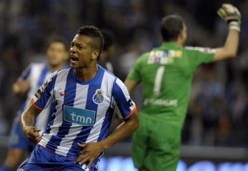 Fredy Guarin (Porto - Inter, mượn kèm điều khoản mua đứt 9,2 triệu bảng). Ngay khi Thiago Motta rục rịch ra đi, Inter đã liên hệ với Porto để tuyển mộ Guarin. Thành công ở Porto mùa trước là bằng chứng cho tiềm năng của tiền vệ người Colombia. Ở tuổi 25 tuổi, Guarin hứa hẹn sẽ tiến xa tại Inter. Fredy Guarin (Porto - Inter, mượn kèm điều khoản mua đứt 9,2 triệu bảng). Ngay khi Thiago Motta rục rịch ra đi, Inter đã liên hệ với Porto để tuyển mộ Guarin. Thành công ở Porto mùa trước là bằng chứng cho tiềm năng của tiền vệ người Colombia. Ở tuổi 25 tuổi, Guarin hứa hẹn sẽ tiến xa tại Inter.