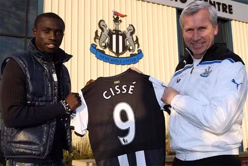 Papiss Cisse (Freiburg - Newcaslte, 10 triệu bảng). Chiếc áo số 9 vốn thuộc về huyền thoại Alan Shearer mà HLV Pardew trao cho Cisse cho thấy Newcaslte kỳ vọng lớn như thế nào ở tiền đạo người Senegal. Với thành tích ghi bàn rất ổn định, Newcastle kỳ vọng Cisse sẽ chia lửa với Demba Ba - người đã bùng nổ với 15 bàn tại giải Ngoại hạng mùa này. Papiss Cisse (Freiburg - Newcaslte, 10 triệu bảng). Chiếc áo số 9 vốn thuộc về huyền thoại Alan Shearer mà HLV Pardew trao cho Cisse cho thấy Newcaslte kỳ vọng lớn như thế nào ở tiền đạo người Senegal. Với thành tích ghi bàn rất ổn định, Newcastle kỳ vọng Cisse sẽ chia lửa với Demba Ba - người đã bùng nổ với 15 bàn tại giải Ngoại hạng mùa này.