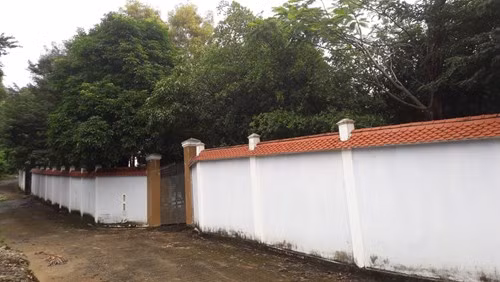 Phần tường rào bao quanh khu biệt phủ xây dựng trái phép trên núi Hải Vân. Ảnh: TT Phần tường rào bao quanh khu biệt phủ xây dựng trái phép trên núi Hải Vân. Ảnh: TT