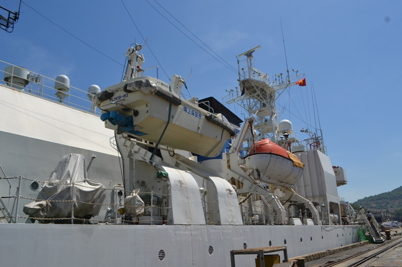 Hai bên hông tàu ECHIGO được trang bị đến bốn xuồng và tàu cứu hộ loại nhỏ.