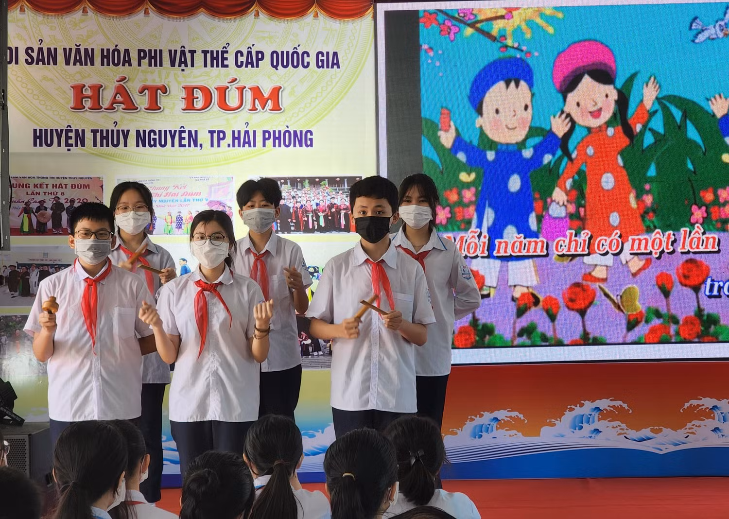 Phần thể hiện hát kết hợp vận động cơ thể theo nhịp và nhạc cụ của nhóm học sinh (Ảnh: Phạm Linh) Phần thể hiện hát kết hợp vận động cơ thể theo nhịp và nhạc cụ của nhóm học sinh (Ảnh: Phạm Linh)
