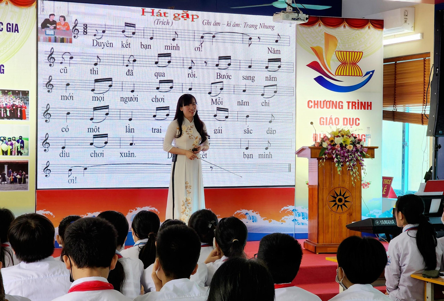 Cô Phạm Thị Thuỳ Dung cùng học sinh thực hiện dạy học thực nghiệm chủ đề: "Nghệ thuật Hát Đúm Thuỷ Nguyên" (Ảnh: Phạm Linh)
