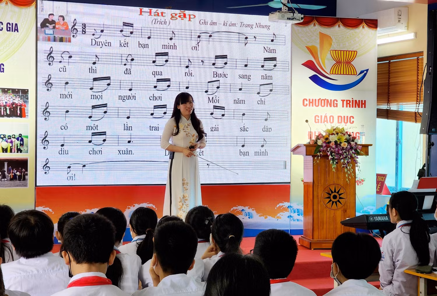 Cô Phạm Thị Thuỳ Dung cùng học trò tìm hiểu, tập hát trích đoạn "Hát gặp" (Ảnh: Phạm Linh) Cô Phạm Thị Thuỳ Dung cùng học trò tìm hiểu, tập hát trích đoạn "Hát gặp" (Ảnh: Phạm Linh)