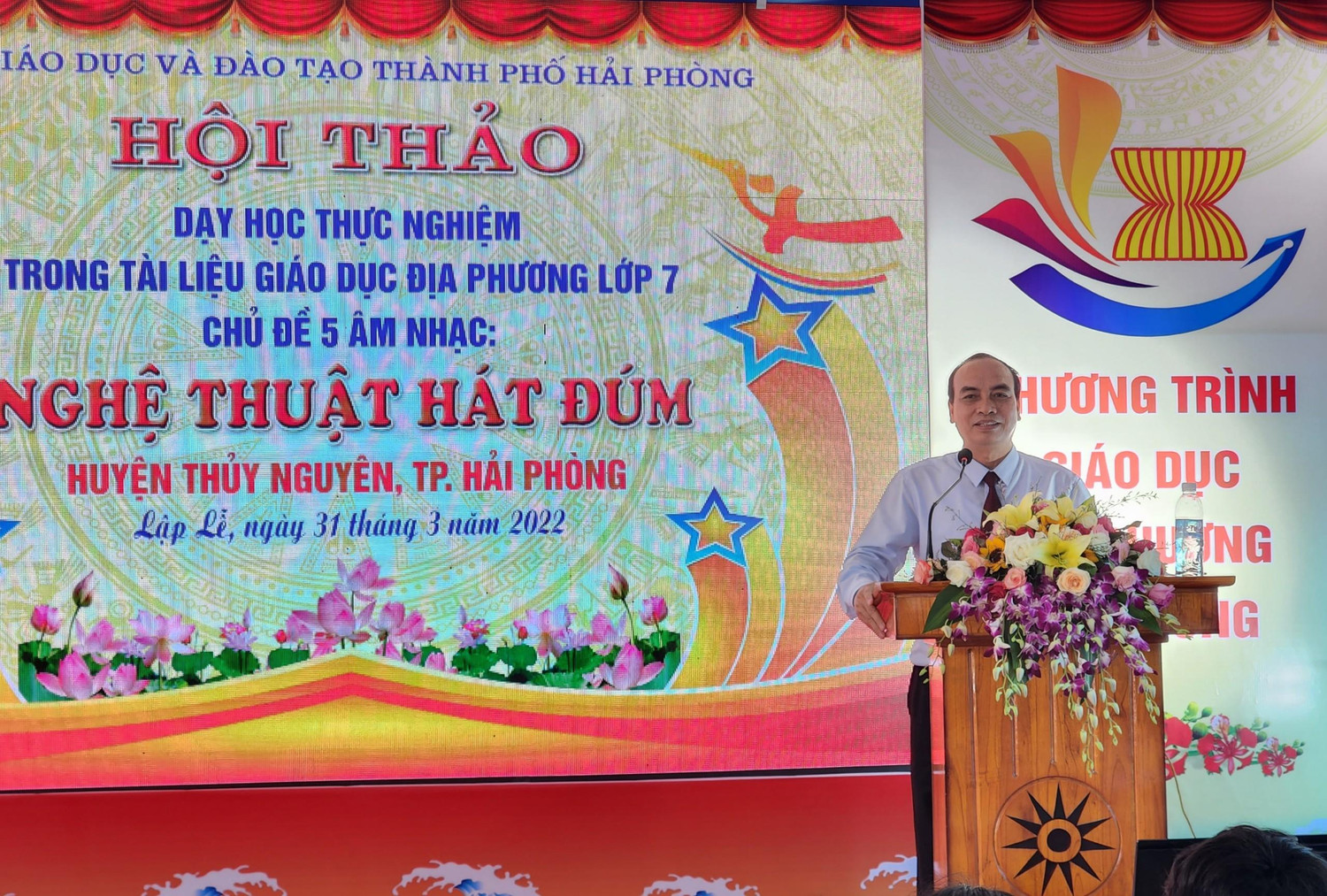 Ông Đỗ Văn Lợi - Phó Giám đốc Sở Giáo dục và Đào tạo Hải Phòng đánh giá cao tiết dạy thực nghiệm của cô giáo Phạm Thị Thuỳ Dung (Ảnh: Phạm Linh)