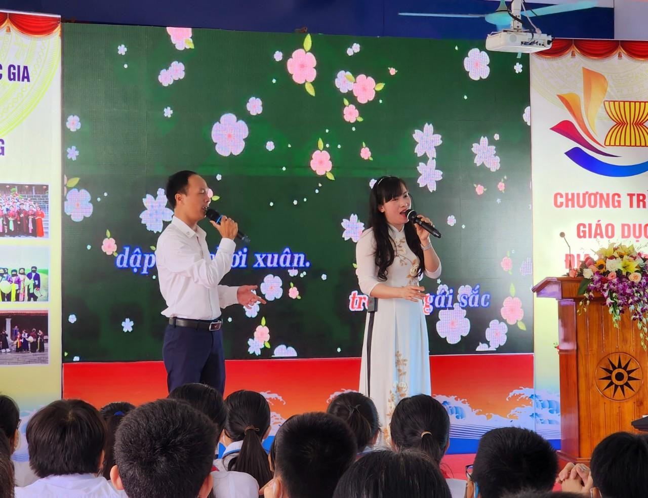 Thầy cô hát mẫu trích đoạn "Hát gặp" (Ảnh: Phạm Linh)