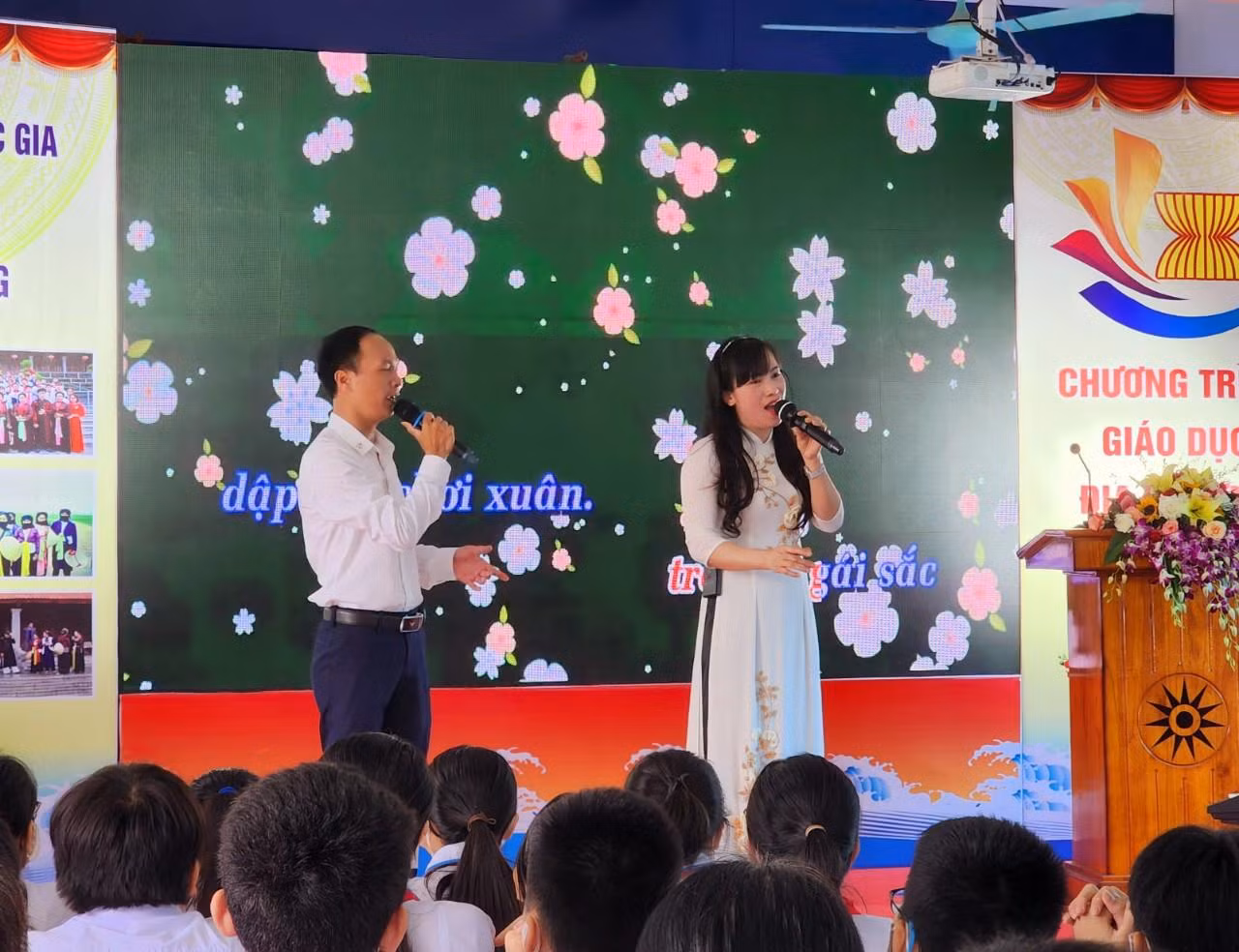 Thầy cô hát mẫu trích đoạn "Hát gặp" (Ảnh: Phạm Linh) Thầy cô hát mẫu trích đoạn "Hát gặp" (Ảnh: Phạm Linh)