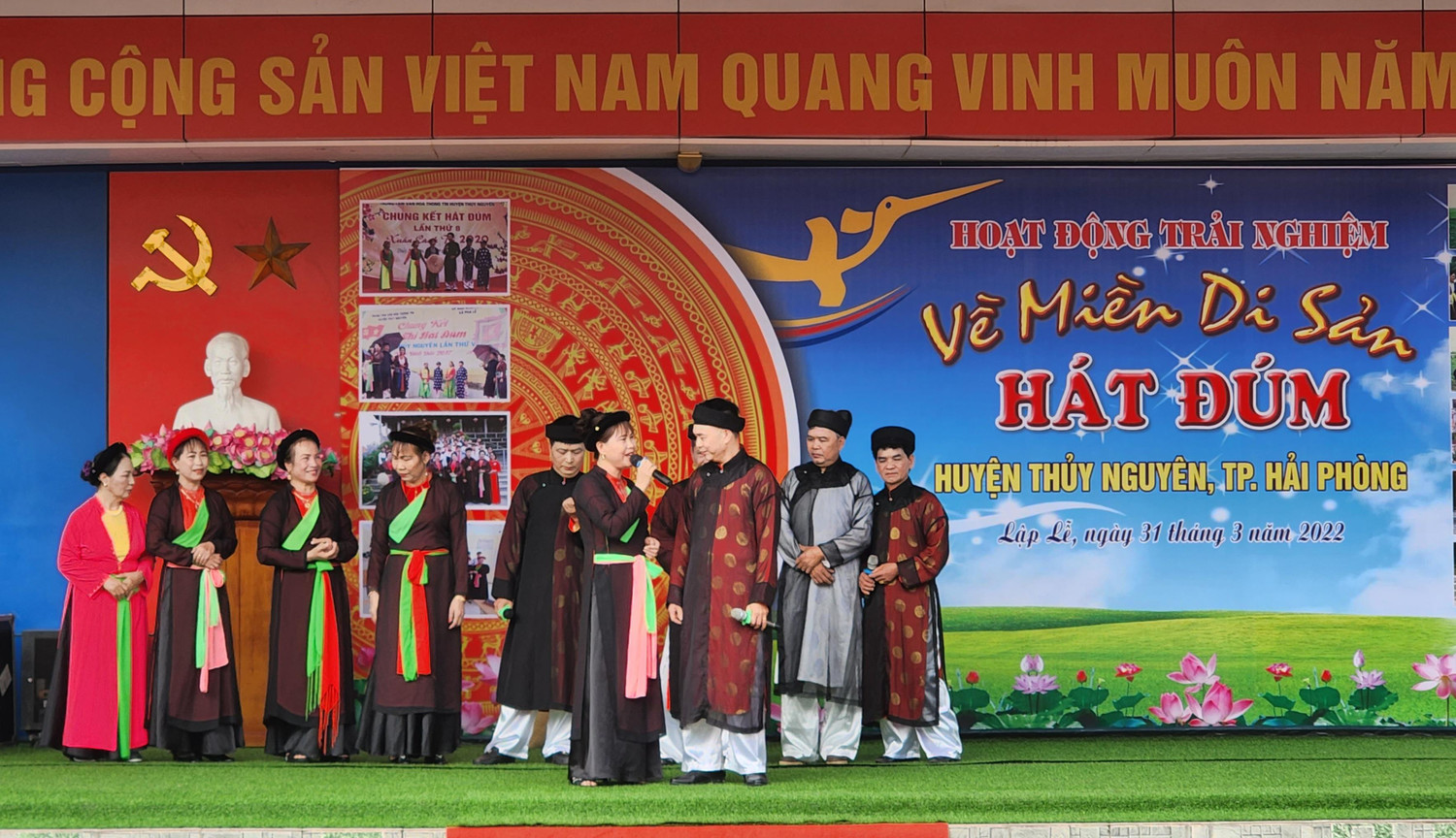 Các nghệ nhân xã Lập Lễ, Phục Lễ thể hiện làn điệu truyền thống Hát Đúm (Ảnh: Phạm Linh)