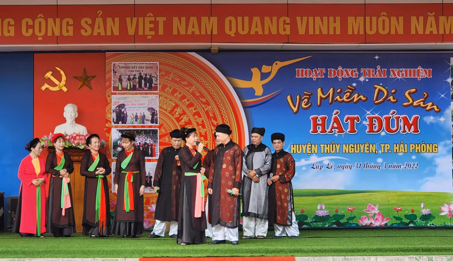 Các nghệ nhân xã Lập Lễ, Phục Lễ thể hiện làn điệu truyền thống Hát Đúm (Ảnh: Phạm Linh) Các nghệ nhân xã Lập Lễ, Phục Lễ thể hiện làn điệu truyền thống Hát Đúm (Ảnh: Phạm Linh)
