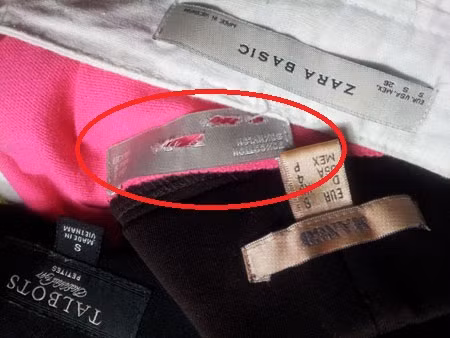 Áo len bị cắt mác nham nhở phần “made in”