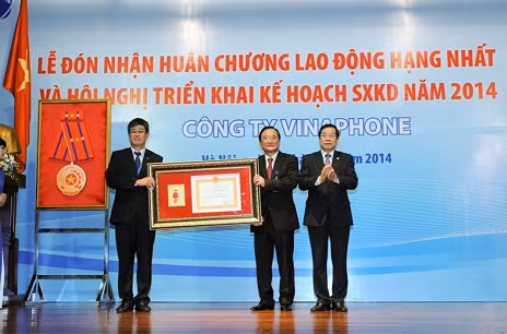 Bộ trưởng Nguyễn Bắc Son trao Huân chương Lao động cho Công ty VinaPhone.