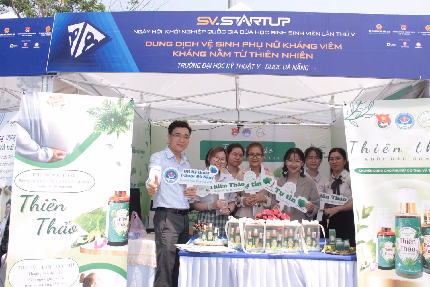 Trường Đại học Kỹ thuật - Y Dược Đà Nẵng trưng bày sản phẩm được bào chế từ thiên nhiên.