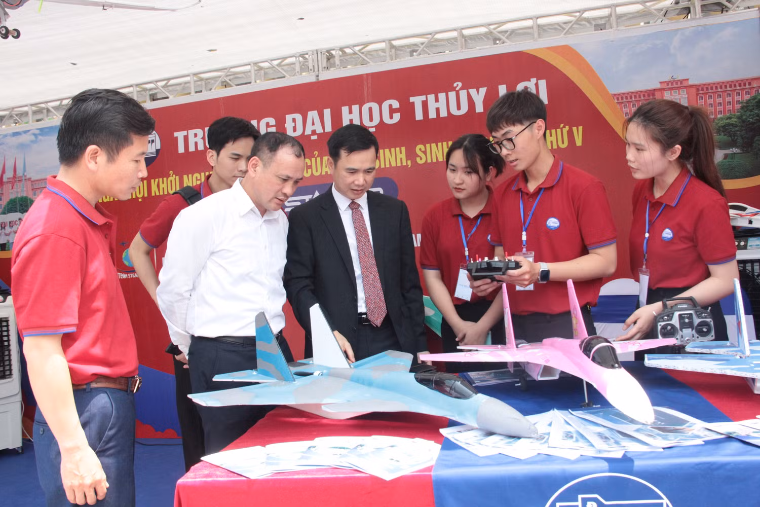 Nhiều sản phẩm về công nghệ đã được các chuyên gia đánh giá cao. (Trong ảnh là mô hình máy bay không người lái của Trường Đại học Thủy Lợi chế tạo).
