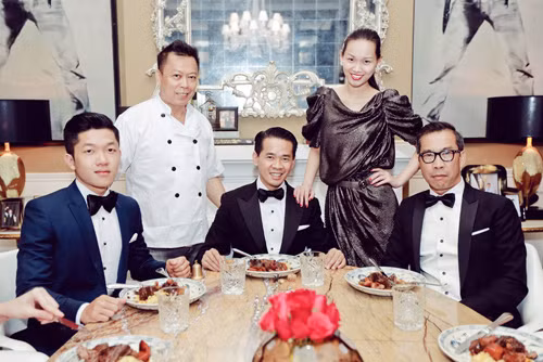 Nhà thiết kế Thái Công (bên trái Tống Diệu Hằng).