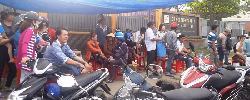 Người dân bao vây, yêu cầu đóng cửa nhà máy thép hoặc di dời dân ra khỏi khu vực ô nhiễm. Ảnh: TT