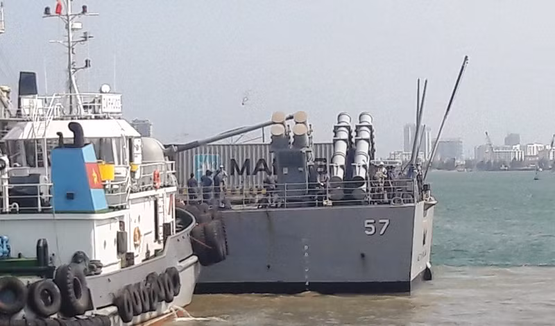 Hệ thống tên lửa chống hạm bố trí phía sau cùng của con tàu. Hệ thống tên lửa chống hạm bố trí phía sau cùng của con tàu.