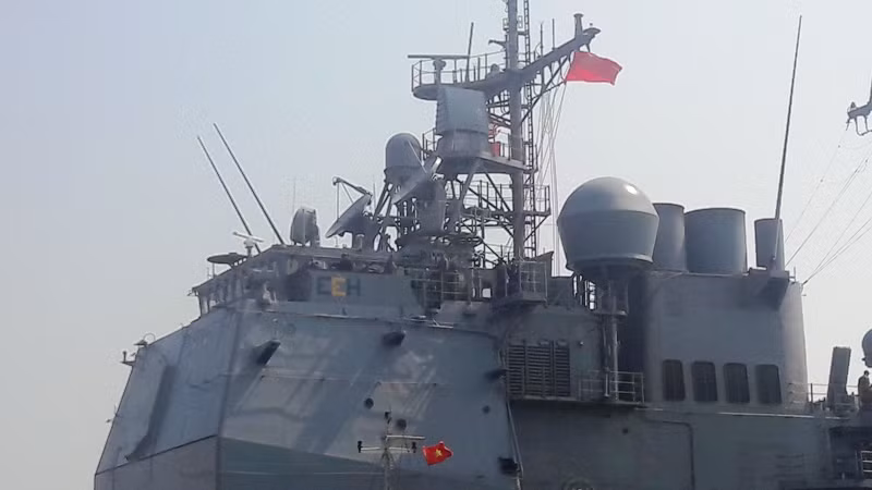 Phần thượng tầng của con tàu được trang bị nhiều loại ra đa điều khiển hiện đại, tinh vi. Phần thượng tầng của con tàu được trang bị nhiều loại ra đa điều khiển hiện đại, tinh vi.