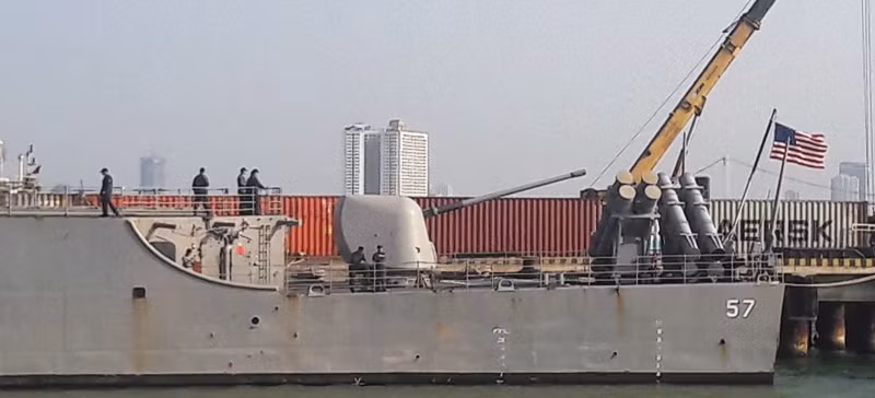 Lượng choán nước của USS Lake Champlain vào khoảng 9.600 đến 9.800 tấn, tuần dương hạm này có chiều dài 173 m, có khả năng di chuyển với tốc độ tối đa 32,5 hải lý, tương đương 60 km/h. Lượng choán nước của USS Lake Champlain vào khoảng 9.600 đến 9.800 tấn, tuần dương hạm này có chiều dài 173 m, có khả năng di chuyển với tốc độ tối đa 32,5 hải lý, tương đương 60 km/h.