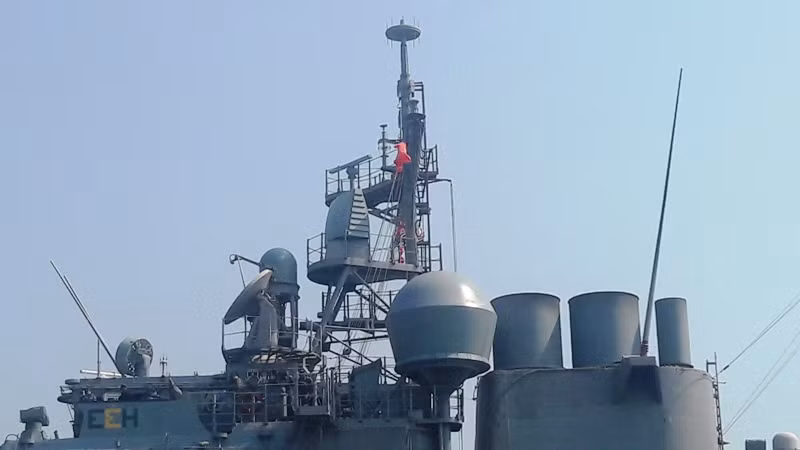 Ngoài ra đa dẫn bắn cho pháo hạm, tàu còn được trang bị ra đa dẫn đường tên lửa chống hạm, phòng không các loại Ngoài ra đa dẫn bắn cho pháo hạm, tàu còn được trang bị ra đa dẫn đường tên lửa chống hạm, phòng không các loại
