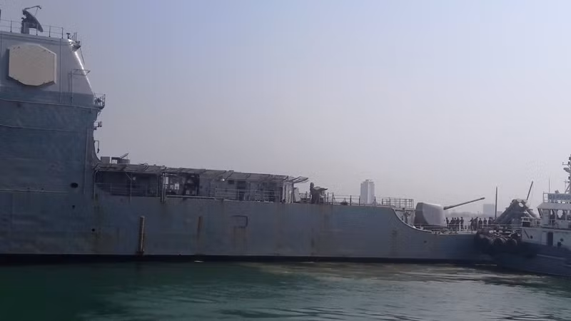 Tuần dương hạm này có thể mang theo 2 trực thăng Sikorsky SH-60B hoặc MH-60R Seahawk LAMPS III. Tuần dương hạm này có thể mang theo 2 trực thăng Sikorsky SH-60B hoặc MH-60R Seahawk LAMPS III.